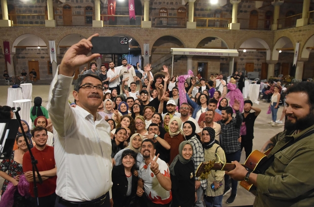 Başkan Çelik gençlere verdiği sözü tuttu
Şehzadeler Belediyesi üniversiteliler için gençlik festivali düzenledi