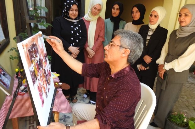 Kur'an kursu öğrencilerine 'Workshop' çalışması
Manisa İl Müftüsü Mustafa Soykök:
“Kur'an kursu verdiğimiz gençlik merkezimizde böyle bir sanatsal etkinliğin gerçekleştirilmesi, üniversite seviyesindeki öğrencilerimizin bu çalışmada yer alması bir ilk teşkil ediyor”