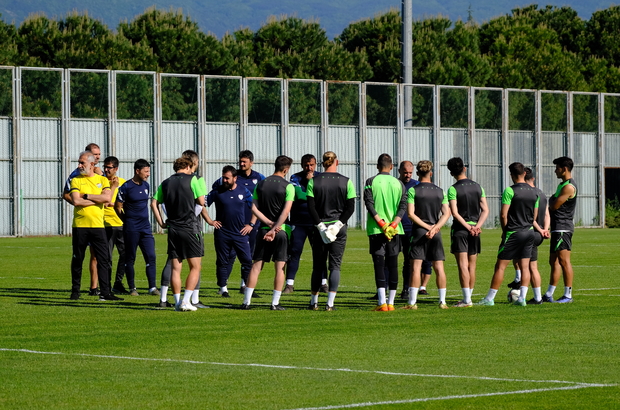 Bursaspor’un antrenmanına 10 genç isim çıktı
Yeşil-beyazlı takımın yabancı oyuncuları tesislere dahi gelmedi