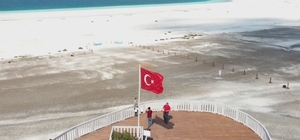 Salda Gölü'nün "bataklığa dönüştü" iddialarına cevap
Çevre, Şehircilik ve İklim Değişikli Bakanlığı Tabiat Varlıklarını Koruma Genel Müdürü Hacı Abdullah Uçan:
"Görüntülerdeki yerin bataklık olmadığı, bu alanda mevsim normalleri çerçevesinde su çekilmesinin olduğu tespit edildi"
"Sarı çamur görüntüsünün bu alandaki gölü besleyen gözelerden sızan suların üzerine, çevredeki ormanlar ve sazlık alanlardan çıkan polenlerin rüzgarla taşınmasından kaynaklı olduğu tespit edildi"