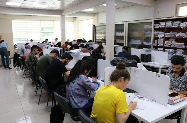 Öğrenciler sınavlara gençlik merkezinde hazırlanıyor