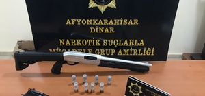 Polis ruhsatsız silahlar ve uyuşturucu ele geçirdi