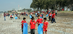 Mersin’de 300 öğrenci deniz kaplumbağaları için sahili temizledi
