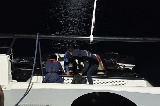 Mobil radarla tespit edildiler
8 Düzensiz göçmen yakalandı