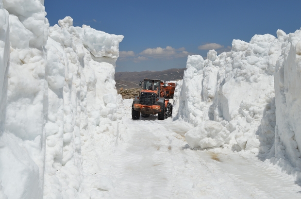 Antalya'nın yaylalarında inanılmaz karla mücadele çalışması
Kent merkezinde deniz temizliği, yaylalarda kar esareti
Söbüçimen yaylasında kar sebebiyle kapalı yollar iş makinesiyle açıldı