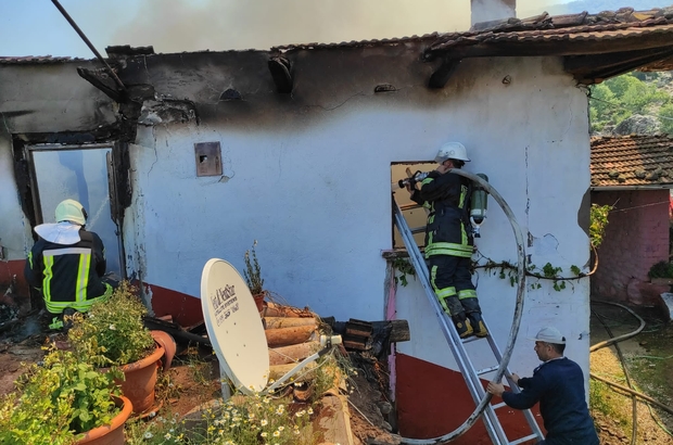 Elektrik kontağından çıkan yangın, 2 katlı evi küle döndürdü