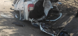 Hurdaya dönen otomobilde 2 kişi yaralandı