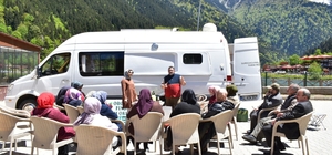 Köyleri gezerek üretici kadınlara organik tarım eğitimi veriyor