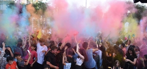 Tarsuslu gençler 'Renk Partisi' ile doyasıya eğlendi