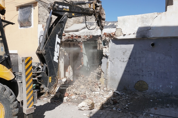 Haliliye’de metruk binalar yıkıyor