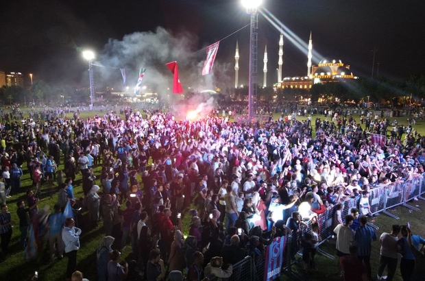 Bursa’da on binlerce kişi Trabzonspor’un şampiyonluğunu kutladı
İlk günkü heyecan ile on binlerce vatandaş şampiyonluğu coşkuyla kutladı