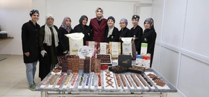 Afyonkarahisar Valisi Yiğitbaşı adım adım ilçeleri ziyaret ediyor
Vali Yiğitbaşı kadınlarla birlikte çikolata yaptı