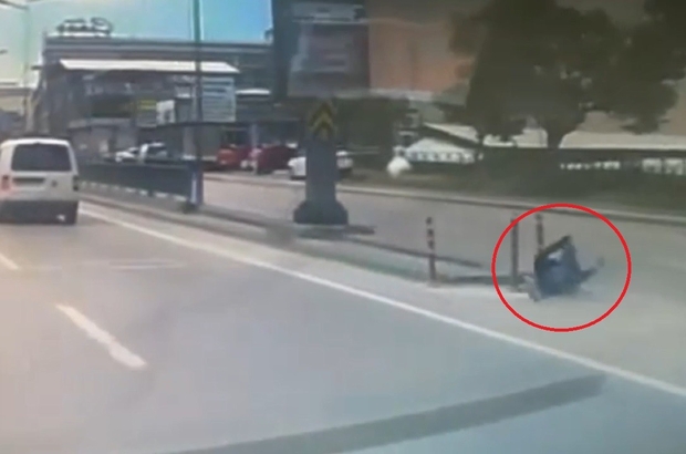 Bursa'da görülmemiş kaza..Motosiklet sürücüsünün ölümden döndüğü anlar kamerada
Feci motosiklet kazası bir otomobilin kamerasına yansıdı
Bursa'da minibüs hatalı şekilde şerit değiştirdi, motosiklet sürücüsü önce minibüse sonra kaldırıma çarparak ağır yaralandı