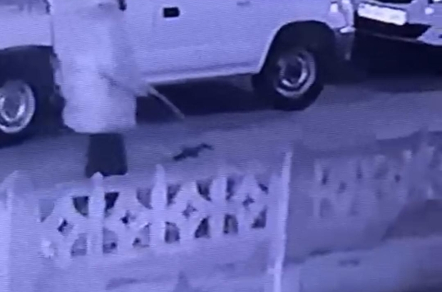Bursa'da soğukkanlı hırsız bahçe kapısını çaldı
Bursa'da hayrete düşüren kapı hırsızlığı