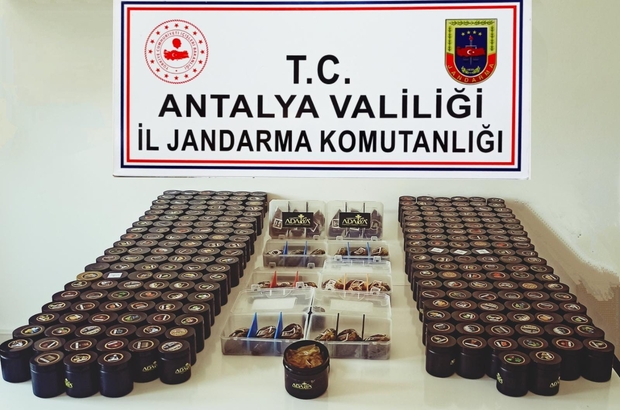 Antalya'da 268 paket kaçak nargile tütünü ele geçirildi