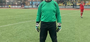 58 yaşındaki kaleci gençlere taş çıkartıyor