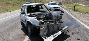 Otomobiller kafa kafaya çarpıştı: 2 yaralı