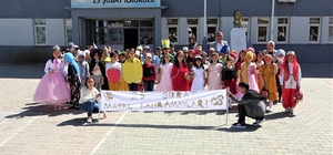 İspir’de 25 Şubat İlkokulu öğrencilerinden anlamlı etkinlik
Masal kahramanları sokakta