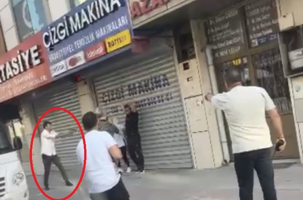 Bursa'daki rehine olayıyla ilgili yeni görüntüler ortaya çıktı
Kadını rehin alan şahsın polis tarafından vurularak etkisiz hale getirilme anı kameralara yansıdı