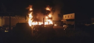 Alevler lastik deposuna sıçradı, lüks araçları kurtarmak için seferber oldular
İzmir’de hareketli dakikalar: Ot yangını oto galerinin lastik deposuna sıçradı