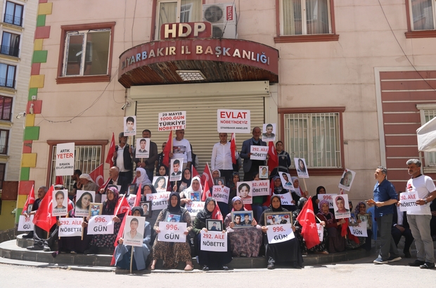 Diyarbakır ailelerinin HDP ve PKK’ya karşı destansı direnişi 1000’inci gününde
Evlat nöbetindeki ailelerin 1000 günde zaferi: HDP’ye kepenk kapatırdı, 35 evlat ailesine kavuştu
Evladın kavuşan annelerden Ayşegül Biçer:
“ Her katılan yeni bir aile, kandile yeni bir bomba demektir. Her koparılan bir çocuk, PKK’da büyük bir çöküş demektir”
Evlat nöbetinde olan Sadiye Tokay.
“ Doğru adrese gelmişiz, HDP’nin peşini bırakmayacağız”