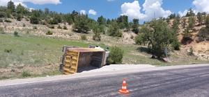 Karaman’da freni boşalan mucur yüklü kamyon devrildi: 1 yaralı