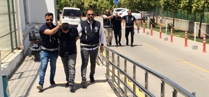 “Lan” cinayeti zanlıları tutuklandı
Adana’da “lan” dediği için çıkan kavgada bir kişiyi öldürdüğü ileri sürülen iki zanlı tutuklandı