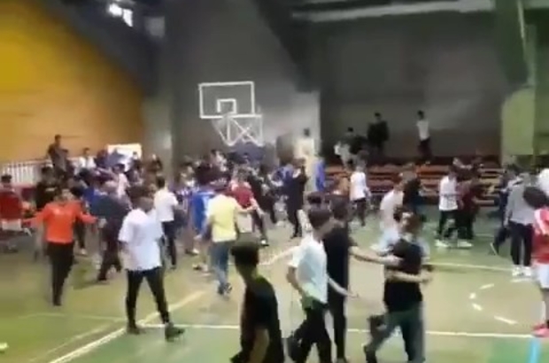Futsal sahası boks ringine döndü, öğrenciler birbirine girdi