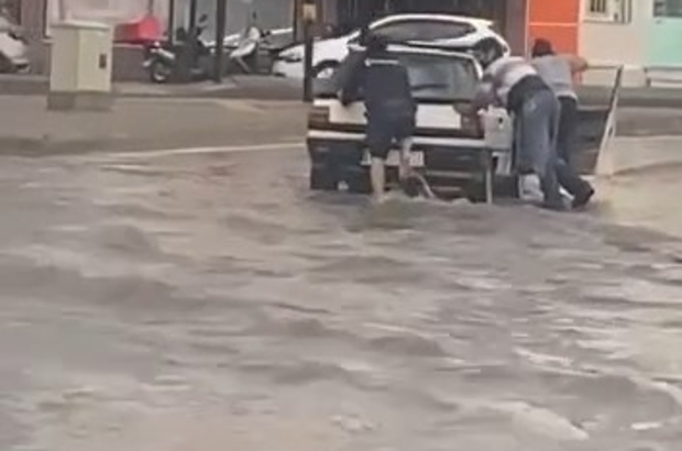 Bursa’da sağanak yağışta sürücülerin zor anları kameraya yansıdı
