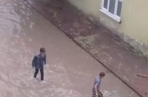 Bursa'da önce hortum, sonra sağanak yağış
Doğal sokak havuzunda oynadılar
Dün yaşanan şiddetli rüzgar sonrası oluşan minik hortumlar ve sağanakla birlikte gelen selin görüntüleri ortaya çıktı