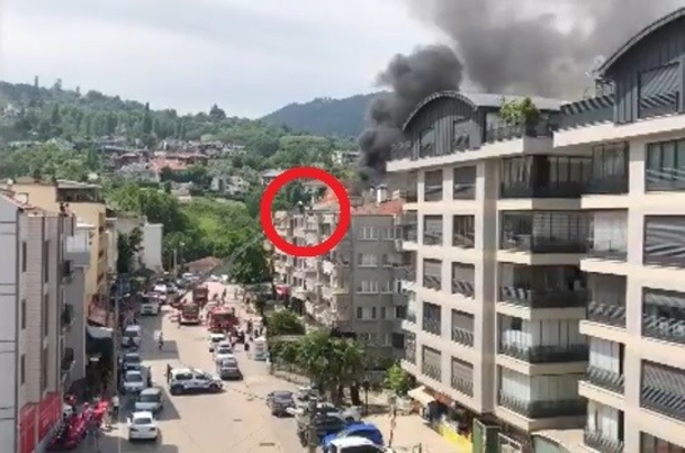 Apartmanda korkutan yangın, 3 kişi çatıda mahsur kaldı