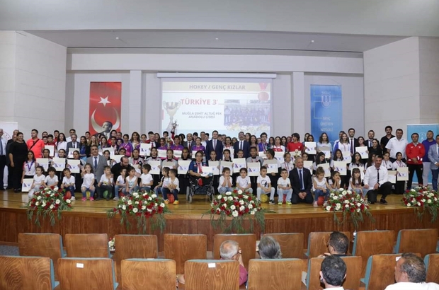 Muğla'da okul sporlarında başarılı öğrenciler ödüllendirildi
Muğla'da okul sporları Müsabakalarında, ulusal ve uluslararası yarışmalarda dereceye giren 77 öğrenci ödüllendirildi.