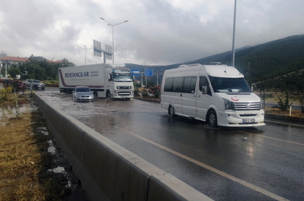 Araçlar yolda kaldı
Muğla’nın Menteşe ilçesinde yoğun yağmur yağışı sonrası su birikintisi oluşan yolda araçlar mahsur kaldı.