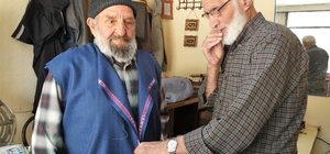 Polis hayalinden vazgeçti, ceketini satıp açtığı dükkanda 65 yıldır terzili...