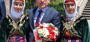 Vali Şimşek İlçe ziyaretlerine devam ediyor
Sivas Valisi Dr. Yılmaz Şimşek ilçe ziyaretleri çerçevesinde Gölova ve İmranlı ilçelerini ziyaret etti