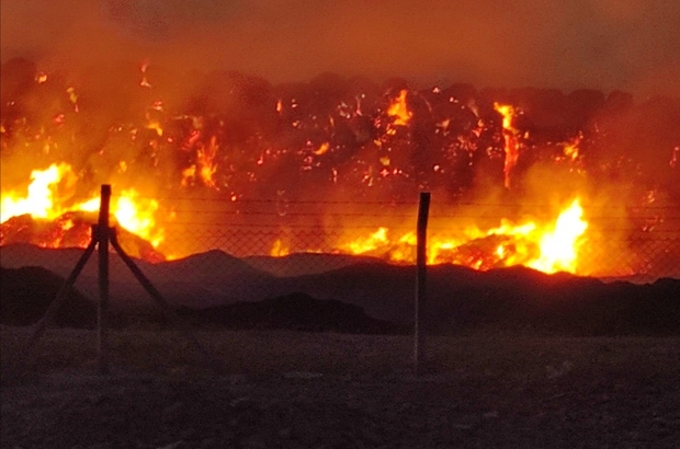 Elektrik üretim tesisinde büyük yangın
Çevre illerden çağrılan takviye ekipler yangına müdahale ediyor