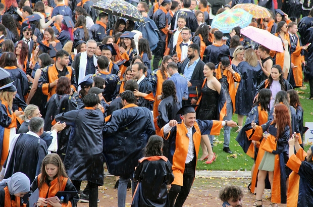Mezuniyet törenine yağmur engeli
2 yıldır pandemi nedeniyle yapılamayan Muğla Sıtkı Koçman Üniversitesi’nin mezuniyet töreni, bu yıl da Muğla Atatürk stadında düzenlediği tören yağmurun azizliğine uğradı.