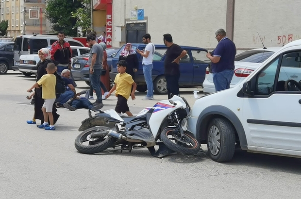 Bursa'da motosiklet araca saplandı