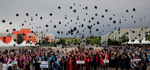 ÇAKÜ'de mezuniyet coşkusu sürüyor