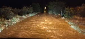 Manisa'da heyelan yolu trafiğe kapattı