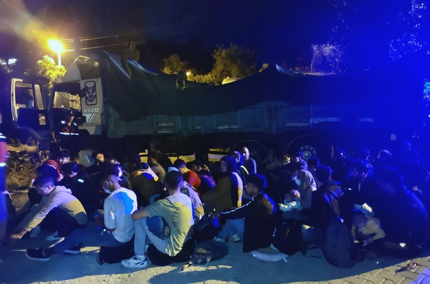 Kamyon kasasında 96 düzensiz göçmen yakalandı
Yatağan girişindeki kontrol noktasında Jandarma ekipleri tarafından bir kamyonun kasasında 96 düzensiz göçmen yakalandı.