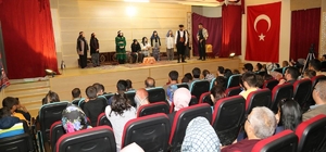 Gönüllü öğretmenler tiyatro ile sahnede ders verdi