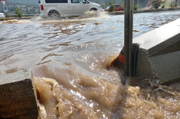 Muğla'da yaz yağmuru su birikintisine sebep oldu
Muğla’nın Menteşe ilçesinde öğleden sonra başlayan sağanak yağış Muğla-Yatağan karayolunda su birikintilerine sebep oldu.