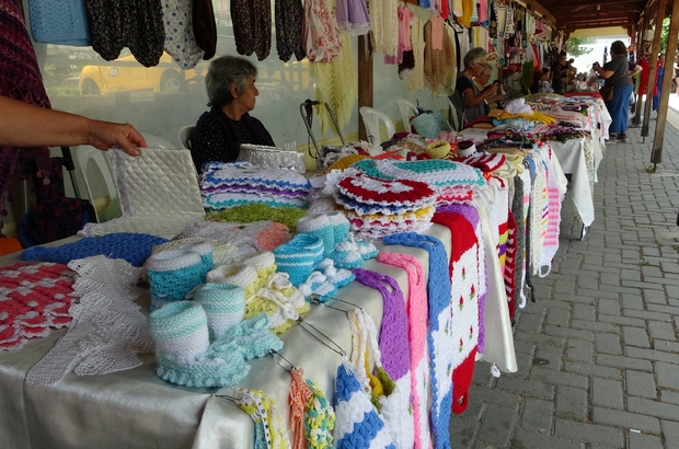 Kadınlardan ev ekonomisine katkı
Muğla'nın Menteşe ilçesinde Menteşe Belediyesi tarafından ücretsiz kendilerine tahsis edilen alanda kendi ürettikleri el işlerini satan kadınlar ev ekonomisine katkı sağladıklarını açıkladı.