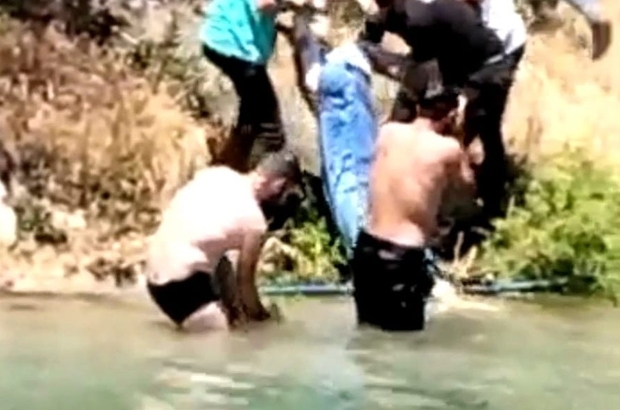 Öğrencilerin Halfeti gezisi facia ile son buldu
Dengesini kaybeden üniversite öğrencisi köprüden suya düştü
Genç kızı suya atlayan vatandaş kurtardı
