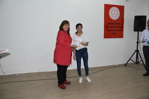 Mesleki ve Teknik Eğitim Genel Müdürü Nazan Şener, Siverek’te karne dağıttı