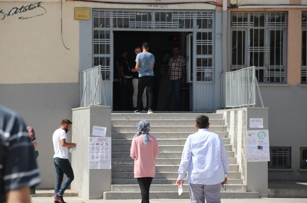 Sınava yetişmek için atlet gibi koştular
Sınav öncesi salona girmek için koşarak ter döktüler
Şanlıurfa’da sıvana yetişme telaşı kamerada