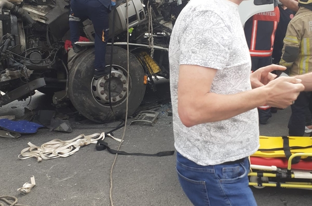 Bursa’da kamyona arkadan çarpan tırın sürücüsü araçta sıkıştı