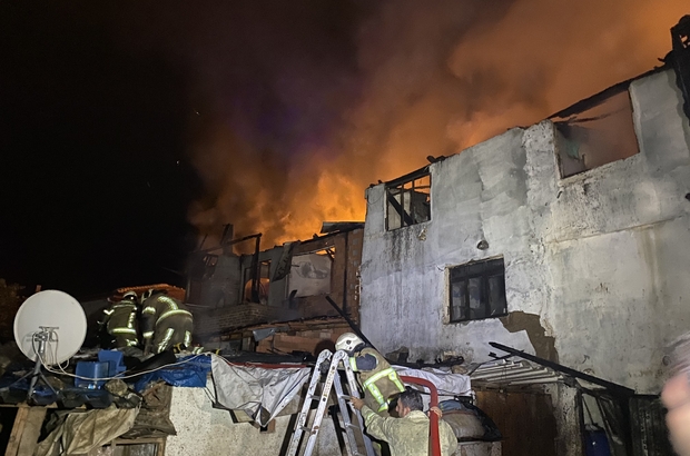 Bursa'da tekstil atölyesinde yangın çıktı: 2 ev kül oldu
3 ev alev alev yandı: Mahalleli film izler gibi izledi
Tekstil atölyesinde çıkan ve 2 eve daha sıçrayan yangın 3 saat sonra kontrol altına alındı