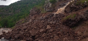 Kıbrıscık'ta yağmur sebebiyle kayan toprak yolu kapattı